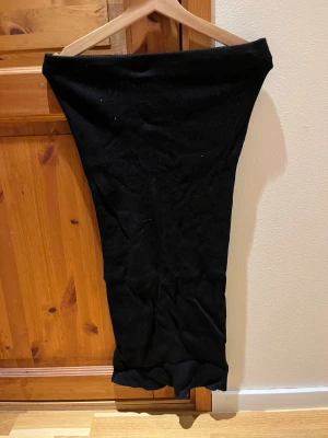 Svart kjol - Enkel svart kjol från H&M i storlek S. Sparsamt och sällan använd. Säljes då den inte kommer till användning längre. Djur och rökfritt hem. Kjolen går strax nedanför knäna och sitter skönt i midjan.
