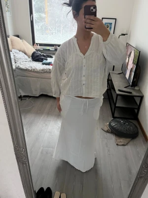 Vit blus Zara - Säljer en vit blus med mönster från Zara. Pösig passform och jätte fin och skön till sommaren. 