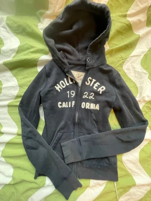 Hollister tröja hoodie - Min kusins gamla, strl xs, långa ärmar och bra passform