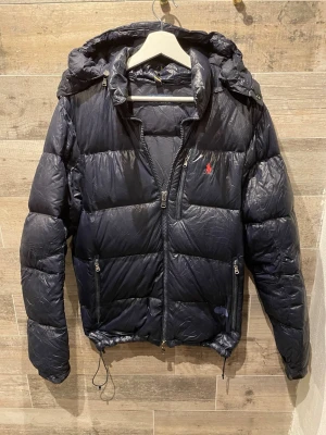 Polo Ralph Lauren jacka  - Snygg jacka i väldigt använt skick, men fortfarande väldigt snygg! Jackan är en äldre modell. Hör av dig vid frågor. Passar s-m