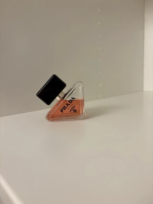 Prada Paradoxe Intense - Säljer min Prada Paradoxe Intense parfym. Lite mer än hälften är kvar. Nypris är 800kr