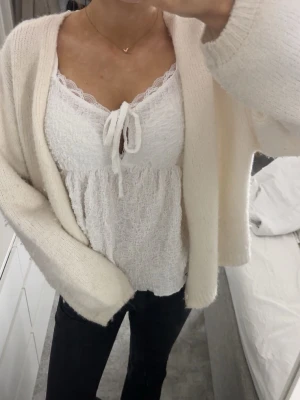 Vit spetsdetaljerad linnetopp - Supersöt vit linnetopp från gina! otroligt fin på sommaren med en bra passform🤍