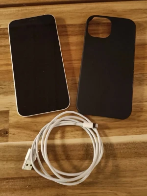 Iphone 12 mini 128 - iPhone 12 128 gb i mycket fint skick. Inga repor, alltid använt skal. Enda anmärkning är batteri hälsa på 73%. Skal och laddsladd medföljer.