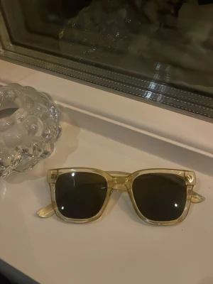 Solglasögon  - Solglasögon i fint skick från ur och Penn. Hör av er vid frågor💗
