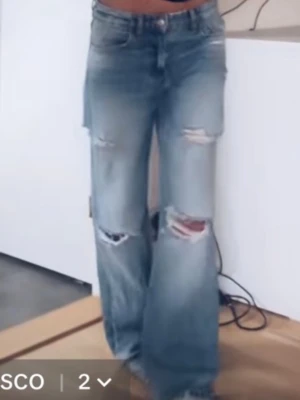 Jeans Zara - Säljer dessa snygga jeans med revor/hål i. Den är mid waist men man kan dra ner dom lite så dom blir mer lågmidjade som på bilden. Dom är helt oanvända med prislapp kvar💓