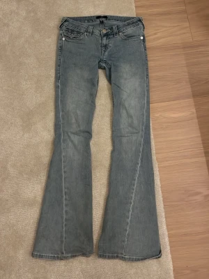 True religion strl 25 - True religion jeans, lite trasiga längst ner pga av att dom är långa. Super fint skick , nästan oanvända pga för stor storlek för mig! 