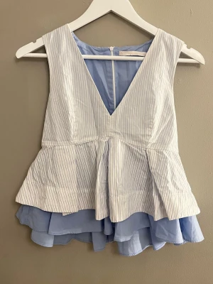 Ljusblå topp  - Super söt blå topp med volanger ifrån Zara💗använd endast fåtal gånger 