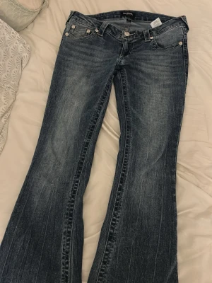 True Religion low waist bootcut jeans  - Säljer mina true religion low waist bootcut jeans med rosa sömmar och detaljer, super snygga! 
