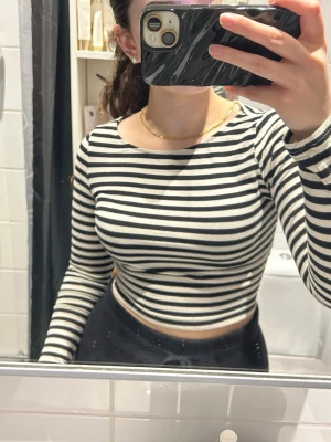 Randig långärmad topp från H&M - svartvit randig topp från H&M storlek S