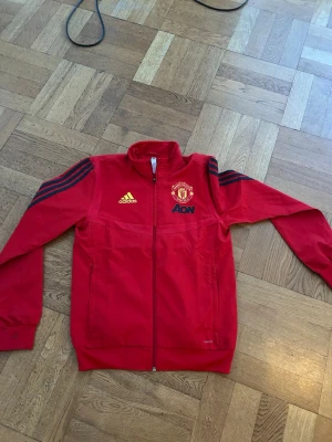 Hel-zip manchester united - En tränings tröja hel zip i bra skick strl Xs