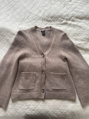 Stickad kofta från Lindex - Jättefin stickad kofta från Lindex som knappt är använd!