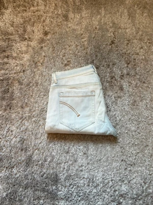 Dondup george - Dondup jeans | Riktigt feta och populära jeans | Skick= 9,5/10 | nypris= 4000 kr | vårt pris= 699 kr | Hör av dig vid minsta fundering!