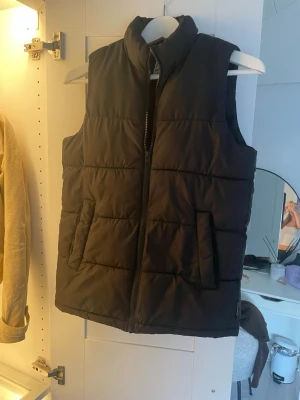 Svart dunväst från Jack & Jones - Säljer en svart dunväst från Jack & Jones i storlek 152. Västen har quiltad design, krage och praktiska fickor på sidorna. Stängs med dragkedja framtill. Inga defekter och syns inga tecken på användning. Hör av er vid frågor💗💗