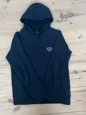 APC hoodie - Säljer en APC hoodie i mycket bra skick! Sitter som en vanlig hoodie, hör av er vid frågor. Snören till hoodie finns.