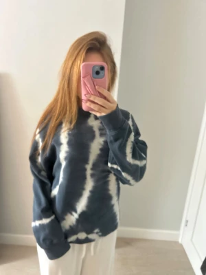 Blå tie-dye sweatshirt från COS - Säljer en blå och vit tie-dye sweatshirt från COS i storlek xs. Tröjan har en loose passform och är långärmad med rund hals. 