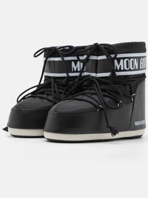 Svarta Moon Boots låg modell - Säljer ett par svarta Moon Boots NY pris 2000kr Skorna har snörning framtill och är fodrade för extra värme. Perfekta för vintern och riktigt sköna att ha på sig när det är kallt ute. Storlek 39