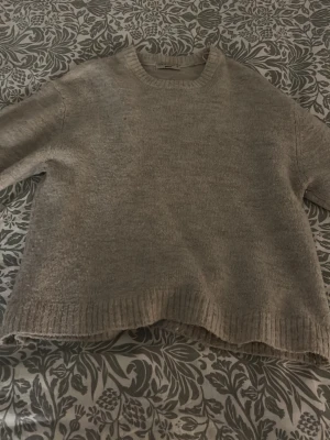 Beige stickad tröja  - Beige stickad tröja i storlek xs från ginatricot