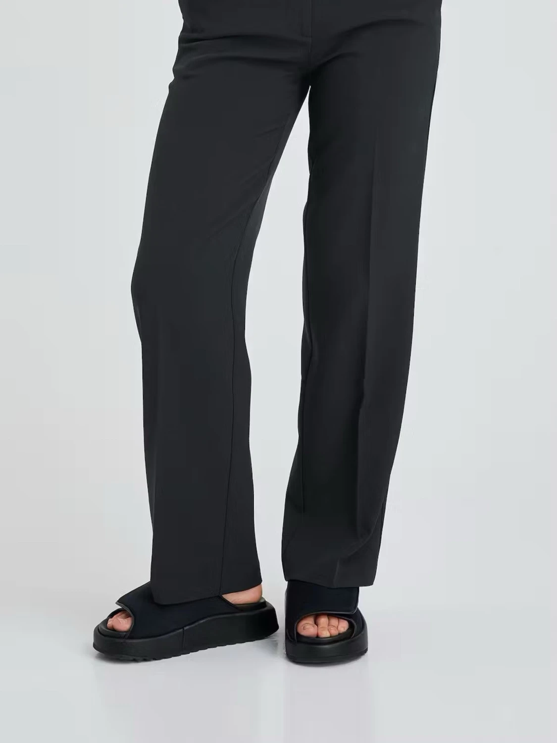 Svarta kostymbyxor med raka ben