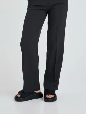 Svarta kostymbyxor med raka ben - Säljer ett par svarta kostymbyxor med klassisk rak passform och pressveck. Byxorna har midjehöjd och är tillverkade i ett slätt material som ger en clean look. Perfekta för dig som gillar stilrena och tidlösa plagg. Byxorna är helt nya från Bikbok då dem ej passade den som fick dem i julklapp. Namnet på byxorna är MADDIE STRAIGHT KOSTYMBYXA och kostar från butik 499kr