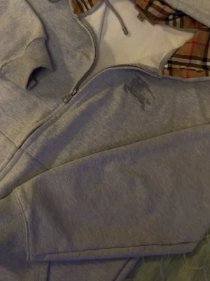 Burberry zip hoodie  - Grå zip hoodie från Burberry med klassiskt rutigt foder i huvan