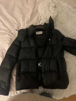 Calvin klein jacka - Säljer min snygga calvin klein jacka då den inte kommer till användning längre. Jackan är i jätte bra skick och är i storlek L men passar perfekt om du har storlek M och vill ha en tjockare tröja under❤️köparen står för frakten!!