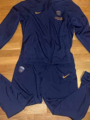 Psg tracksuit  - Båda delarna inkluderas 