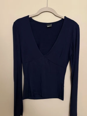 Soft Touch Gina Tricot - Snygg mörkblå långärmad topp från Gina Tricot i storlek S. Aldrig använd. Har tummöppningar vid armarna.