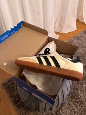Adidas Samba OG 40 2/3 - Adidas Samba OG sneakers. Helt nya med kvitto! Köpta för 1499:-. Unisex. 