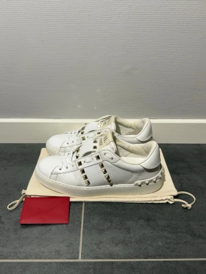 Valentino Rockstuds  - Valentino rockstud vit, storlek 37 passar 38, skick 9/10, dustbag samt kort medföljer vid köp, nypris 8500kr, vid funderingar hör av er. 