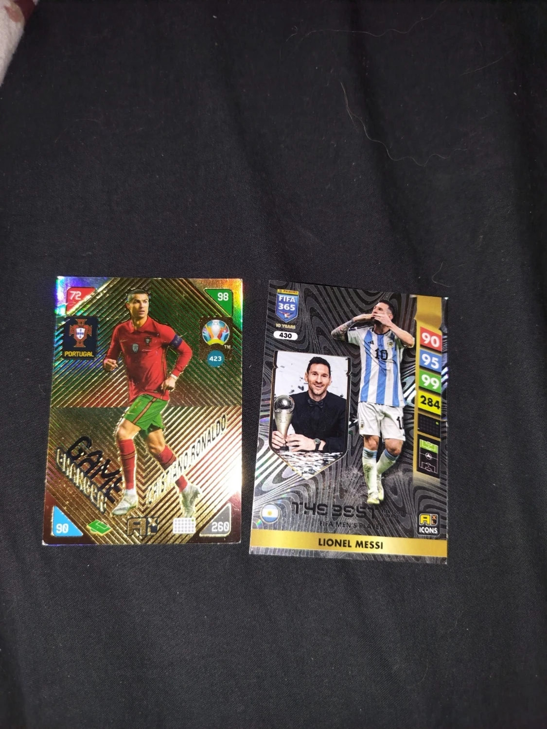 Fotbollsskor med Messi och Ronaldo.