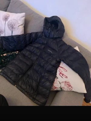 Svart peak peformance  - Pris kan diskuteras? Säljer en peak peformance.  Perfekt för kalla dagar och har  Performance-logga på huvan. Passar dig som gillar stilren och funktionell design.