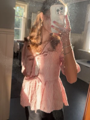 Slutsåld rosa Gina Tricot blus! 👚  - Fin rosa knutna blus från Gina Tricot som köptes förra året, perfekt till vardag och fest, nu slutsåld. Storlek XS 💗