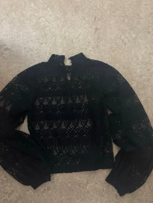 Svart ihålig fin tröja  - Svart ihålig fin tröja från bikbok använd endast ett tillfälle, storlek xs men kan även funka för en S. 