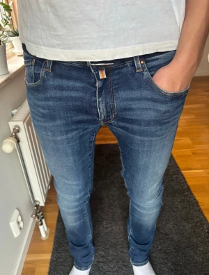 Jacob Cohen J696 (Nick) - Jacob Cohën J696 Comfort i blå tvätt med snygg fade. Handgjorda i Italien med lyxig känsla, ikoniska detaljer.    📏 Mått: Innerben 77 cm, midja 42 cm, ytterben 104 cm  📐 Passform: Slim fit – strl 33, passar även 32 (98% bomull / 2% elastan)  ✅ Skick: 9/10 - toppskick. Lite strån avfallna på läderpatchen. Denimet och allt annat är helt i toppskick utan defekter!  🎅 Modell: 187 cm 🧵 Modell: J696 Comfort 🧩 Material: Premium Denim fr 🇯🇵  Pris ej hugget! ‼️Skickas samma dag eller dagen efter‼️
