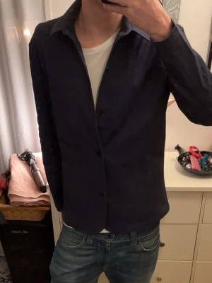 Donce de la sense overshirt (nya) - Riktigt najs overshirt i storlek M, sitter perfekt slim runt kroppen och material av hög kvalité de känner man. Nypris är 1400kr har jag för mig, denna är oanvänd!