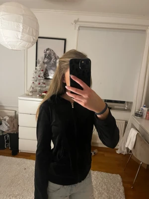 Hoodie från Gina  - Säljer en hoodie med dragkedja ifrån Gina Tricot, den är i svart sammetsmaterial. 
