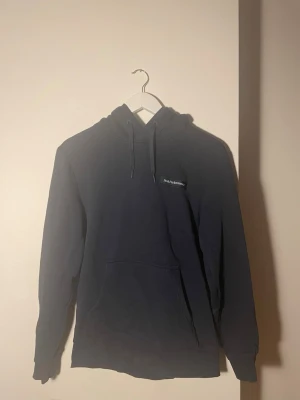 Mörkblå PeakPerformance hoodie(pris kan diskuteras) - Snygg PeakPerformance hoodie. Säljer för att jag inte använder den sp mycket längre. Den har inga fläckar.