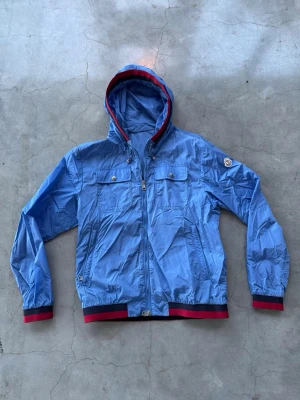 Ljusblå vindjacka från Moncler - Det windbreaker från Moncler som inte går att få tag på längre. Köpte den för 7000kr. 