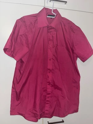 Kauluspaita XL 43-44 - Pinkki lyhythihainen kauluspaita. Koko XL 43-44. Kaikai n 63cm, pituus n 74cm. Eläintalous MMM, lisätietoja saa kysymällä Katsothan myös muut ilmoitukseni Tarjoa 