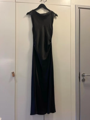 Zara lång satinklänning svart - Lång satinklänning i svart från Zara, storlek S