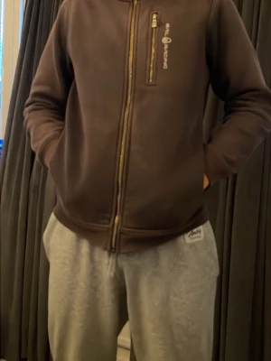 Blå sail racing tröja - En mörkblå Sail racing tröja som är i bra skick, har lite repor vid armbågarna och tappat lite färg men sitter ändå bra och den är skön.