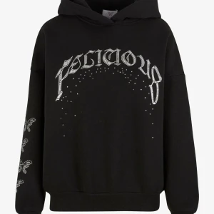 FELICIOUS HOODIE - Svart mjuk hoodie – knappt använd!  Superfin svart hoodie i mjukt och bekvämt material. Endast använd 2 gånger, i mycket fint skick – nästan som ny! Köpt för 700 kr, säljes då den inte kommer till användning. Perfekt för dig som vill ha en stilren och skön tröja till vardags eller mys med silvriga detaljer.