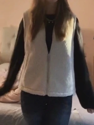 Teddy väst - Säljer en mysig ljusbeige Teddy väst💕