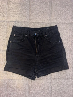 Svarta jeansshorts H&M - Säljer ett par svarta jeansshorts från H&M i storlek 36 då dom blivit försmå. 