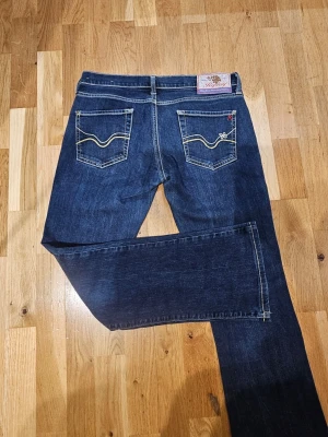 Replay jeans 29/32 - Ett par riktigt snygga lågmidjade bootcut jeans i storlek 29/32. Mörkblå använda endast nån gång
