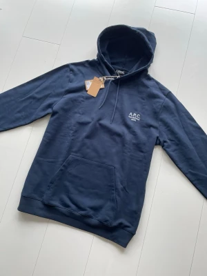 A.P.C Hoodie - Tja! Säljer nu denna extremt feta APC/A.P.C hoodien! Hoodien är helt sprillans ny med alla tags till! Hoodien är storlek S men sitter större så mer som M! Skriv vid bilder/frågor! Vid snabb affär=bättre pris!