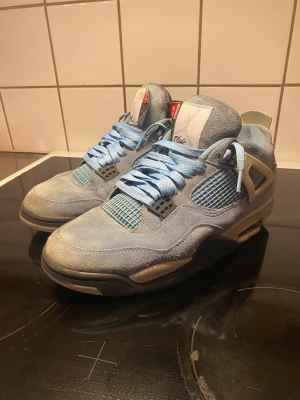 Jorden 4 university blues - Tjenare säljer ett par jorden 4 i storleken 44 skorna är inte i bästa skicket men fof använd bara. Skorna är stiliga och gör din outfit extra bra