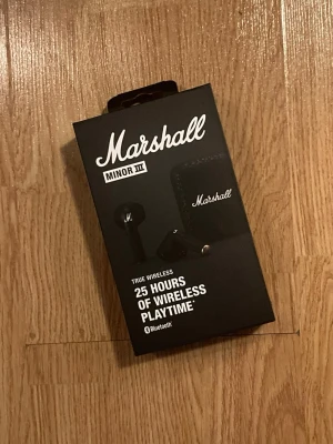Marshall Minor III - Helt nyinköpta Marshall Minor III true wireless hörlurar i oöppnad orginalförpackning. Säljes för 800kr. Orginalpris: ca 900kr  25 timmars trådlös speltid. Bluetooth 5.2. Färg: svart