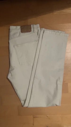 Vita jeansbyxor från Jeanerica 31/34 - Säljer ett par fräscha vita jeansbyxor från Jeanerica, modell TM005. Perfekta för dig som vill ha en clean och stilren look. Nypris 1800kr. Använda en till två gånger.