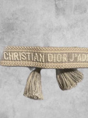 Grå Christian Dior J'Adior armband - Säljer nu ett armband från Christian Dior J’Adior i färgen grå. Kontakta gärna vid frågor!😃